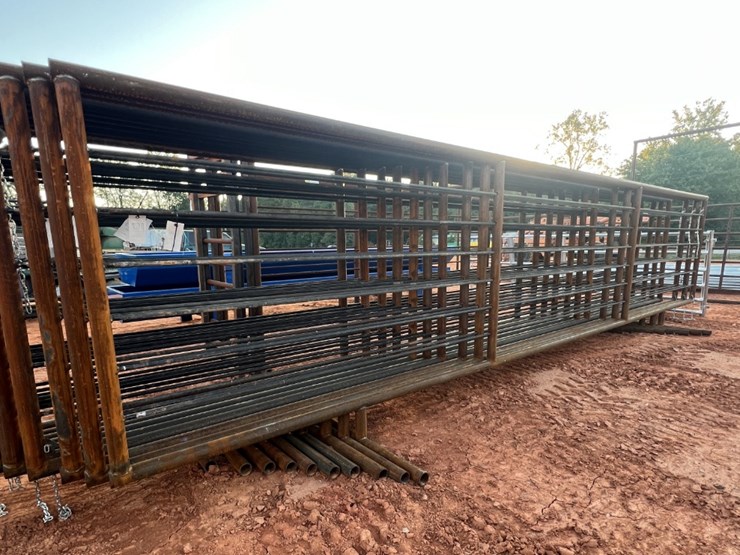 24' Heavy Duty Free Standing Panel by Bradley Equipment Auction LLC