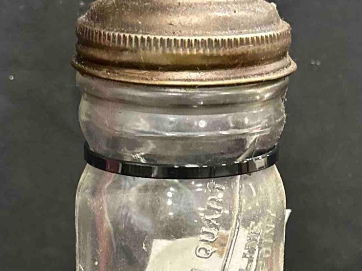 marquette-quart-oil-bottle-image-1