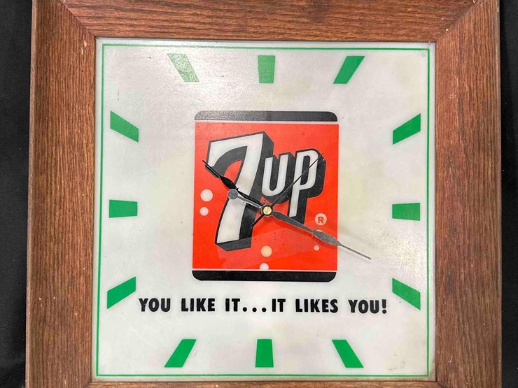 7up-lighted-clock---15"-x-15"-image-2