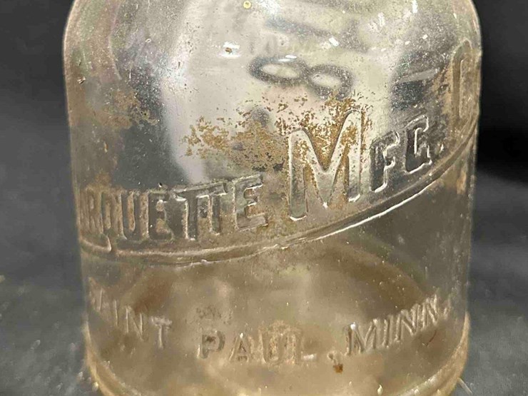 marquette-quart-oil-bottle-image-2