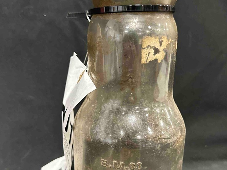 marquette-quart-oil-bottle-image-4