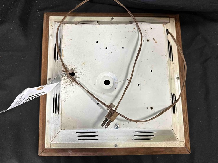7up-lighted-clock---15"-x-15"-image-3