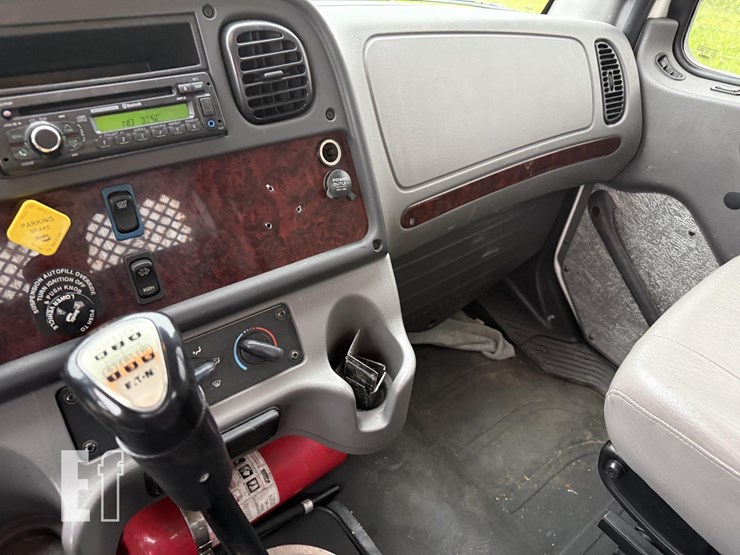 2017-freightliner-business-class-m2-106-image-33