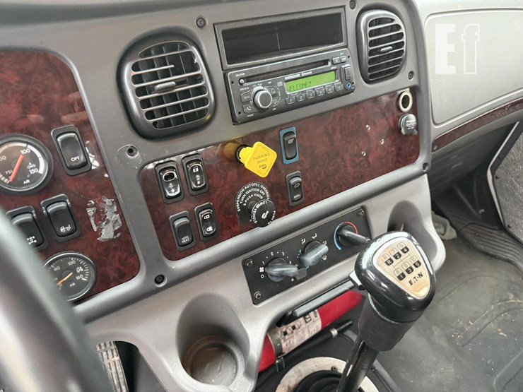 2017-freightliner-business-class-m2-106-image-35