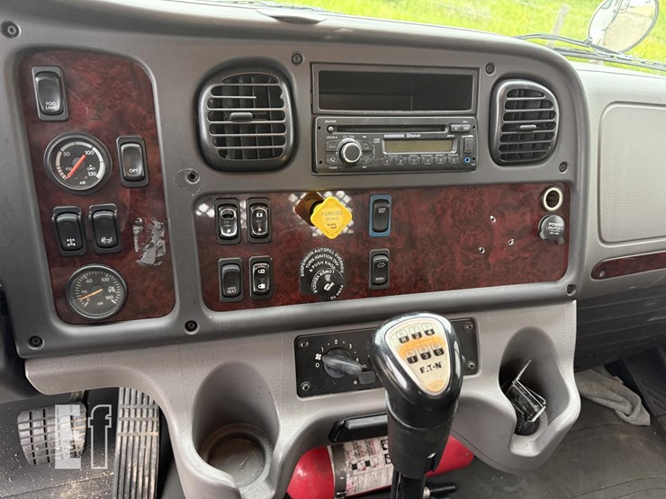 2017-freightliner-business-class-m2-106-image-30