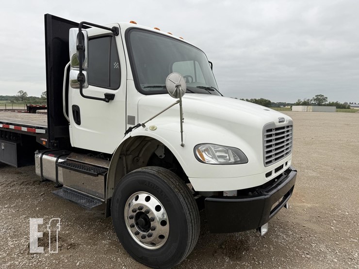 2017-freightliner-business-class-m2-106-image-5