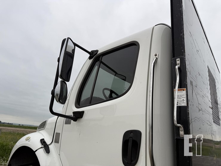 2017-freightliner-business-class-m2-106-image-21