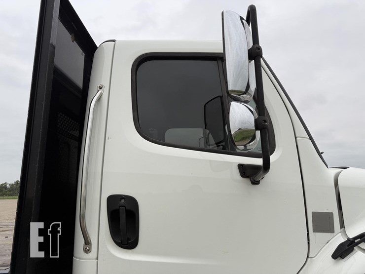 2017-freightliner-business-class-m2-106-image-8