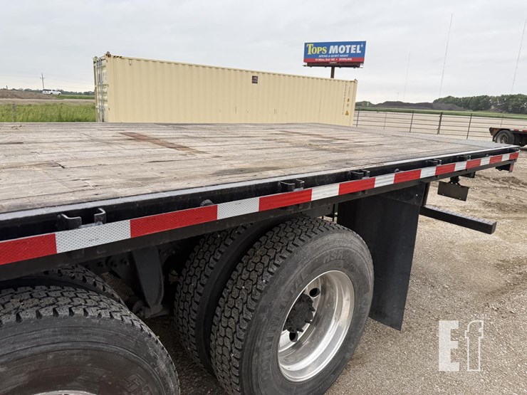 2017-freightliner-business-class-m2-106-image-23