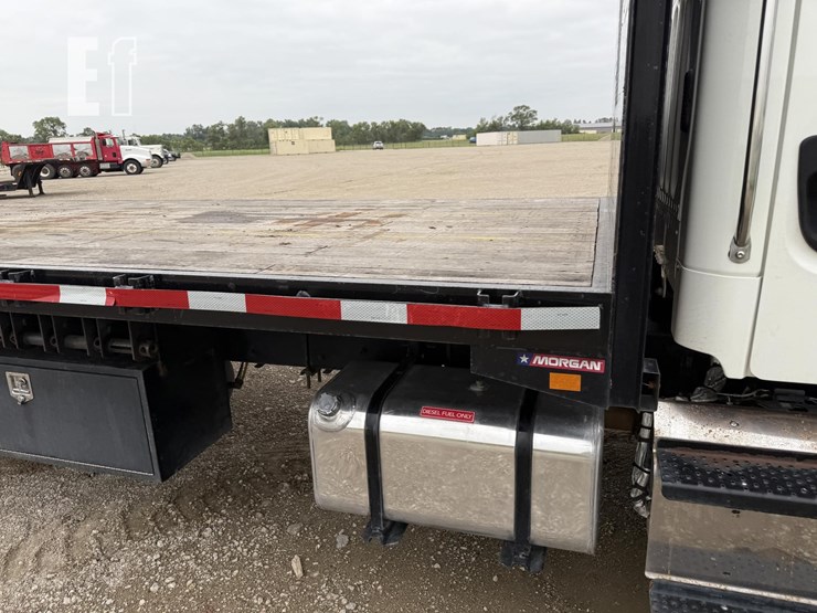 2017-freightliner-business-class-m2-106-image-7