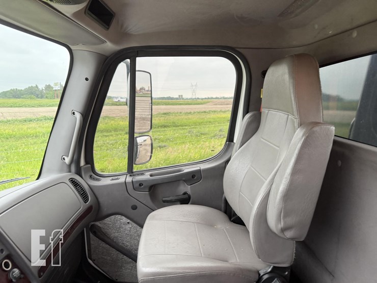 2017-freightliner-business-class-m2-106-image-34