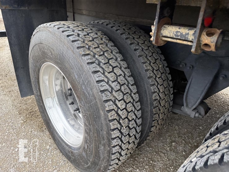 2017-freightliner-business-class-m2-106-image-10