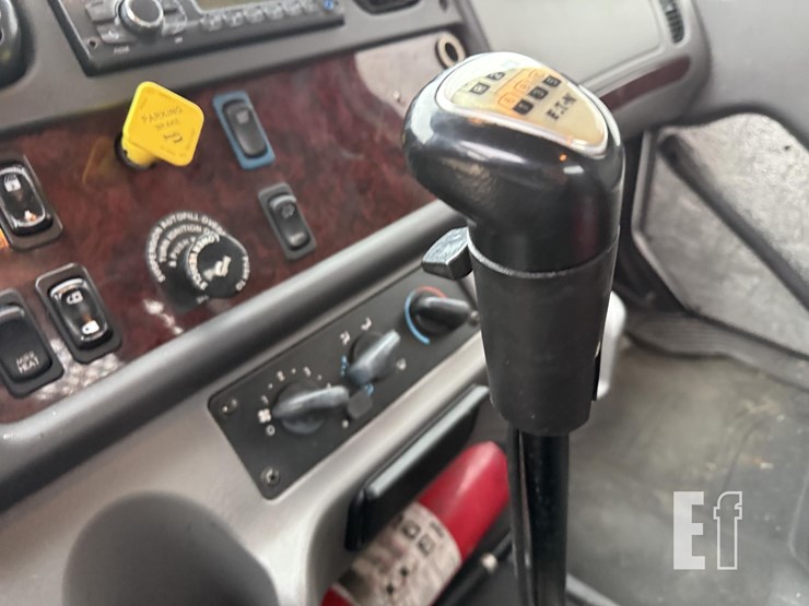 2017-freightliner-business-class-m2-106-image-32