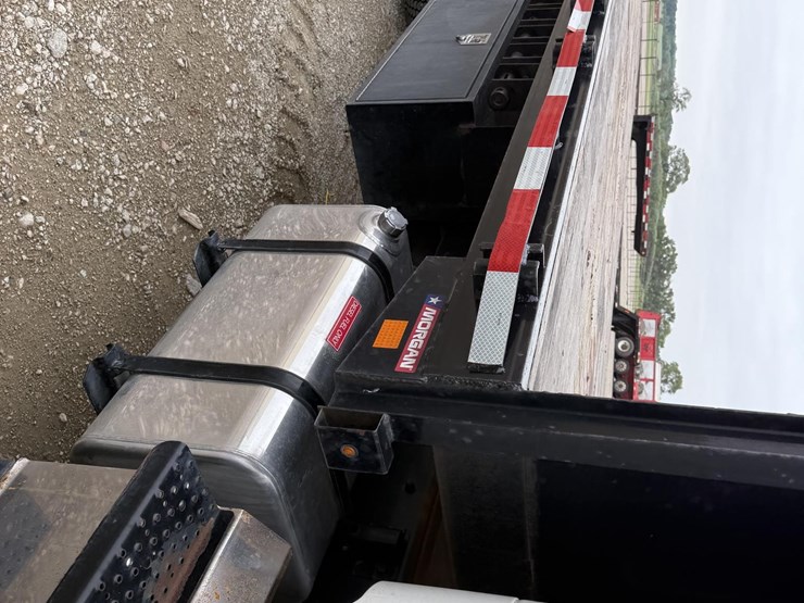 2017-freightliner-business-class-m2-106-image-37