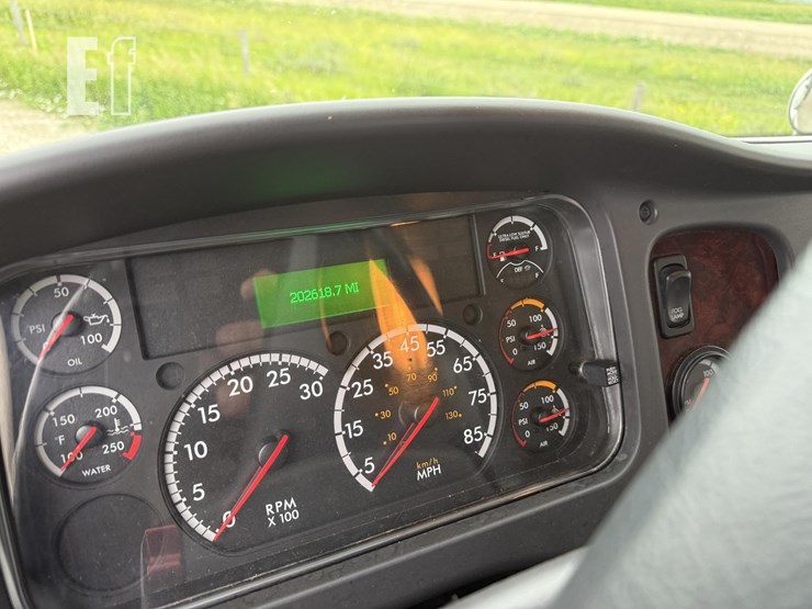 2017-freightliner-business-class-m2-106-image-27
