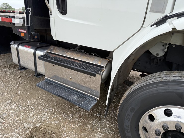 2017-freightliner-business-class-m2-106-image-3