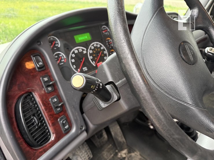 2017-freightliner-business-class-m2-106-image-28