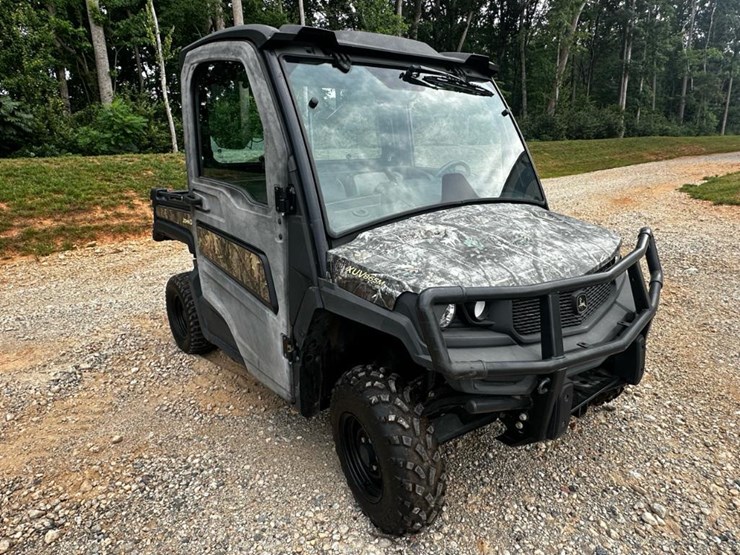 2021-john-deere-gator-image-1