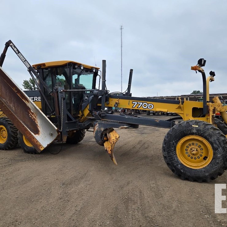 DEERE 770D