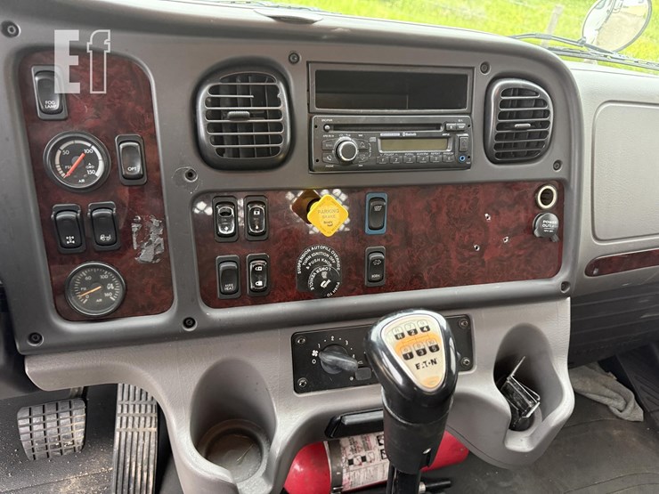 2017-freightliner-business-class-m2-106-image-30