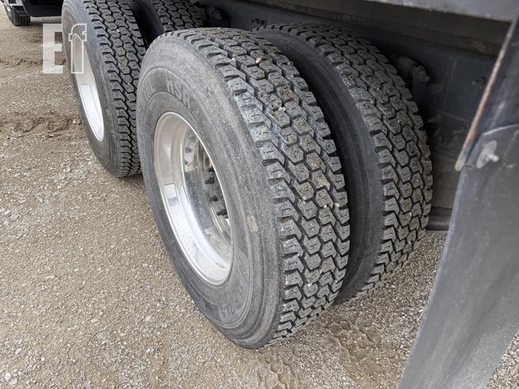 2017-freightliner-business-class-m2-106-image-15