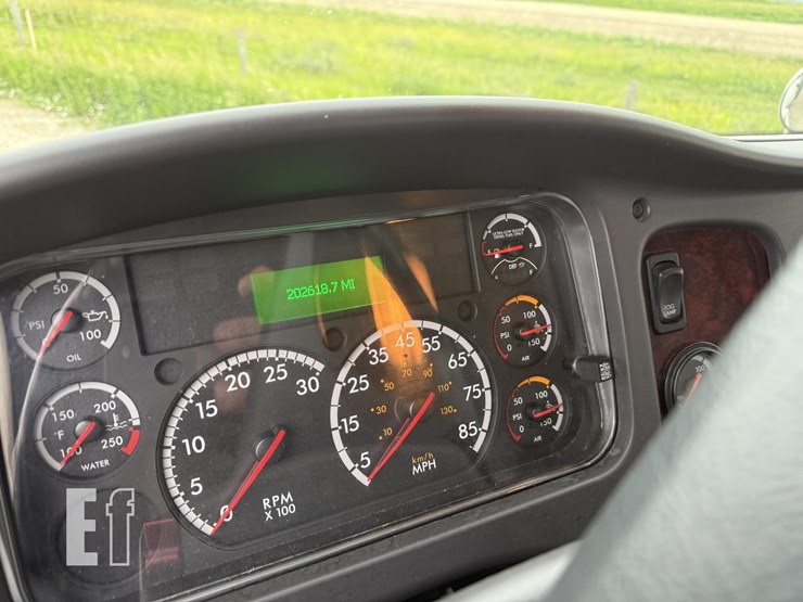 2017-freightliner-business-class-m2-106-image-27