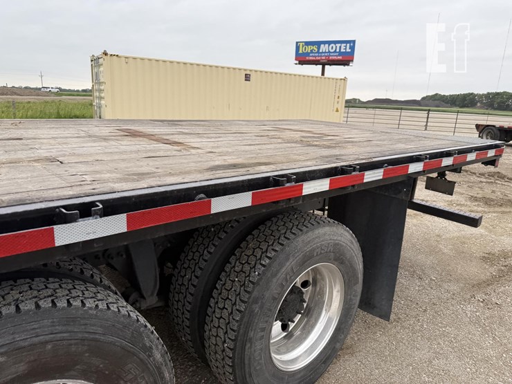 2017-freightliner-business-class-m2-106-image-23