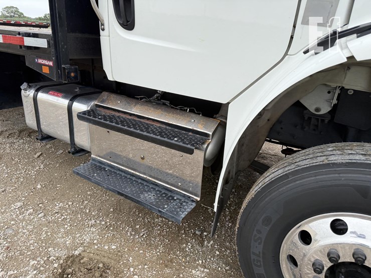2017-freightliner-business-class-m2-106-image-3