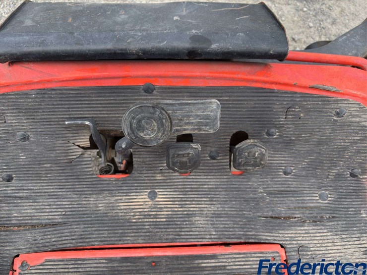 kubota-zd320-zero-turn-image-13