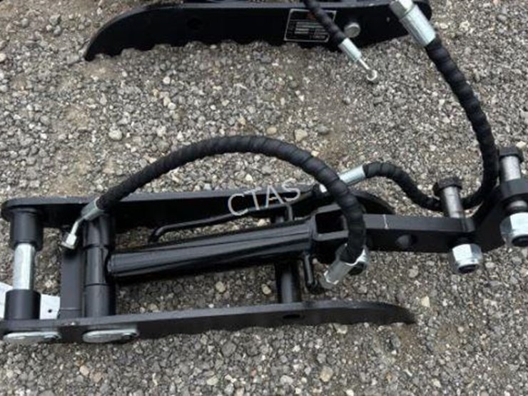 #42-•-hydraulic-thumb-clamp-image-2