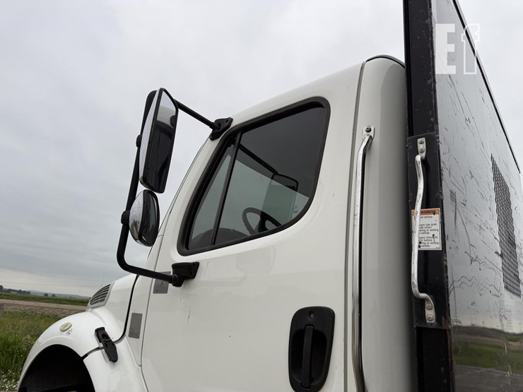 2017-freightliner-business-class-m2-106-image-21