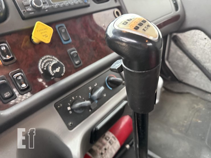 2017-freightliner-business-class-m2-106-image-32