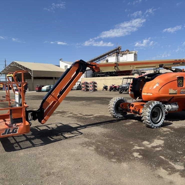 2017 JLG 600AJN