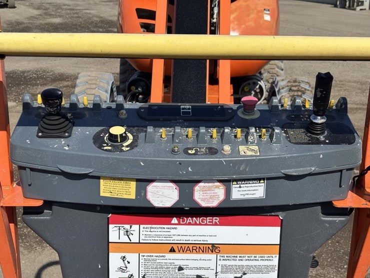 2017-jlg-600ajn-image-11