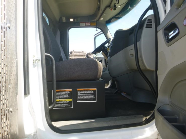 2020-peterbilt-567-image-18
