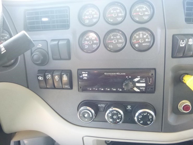 2020-peterbilt-567-image-22