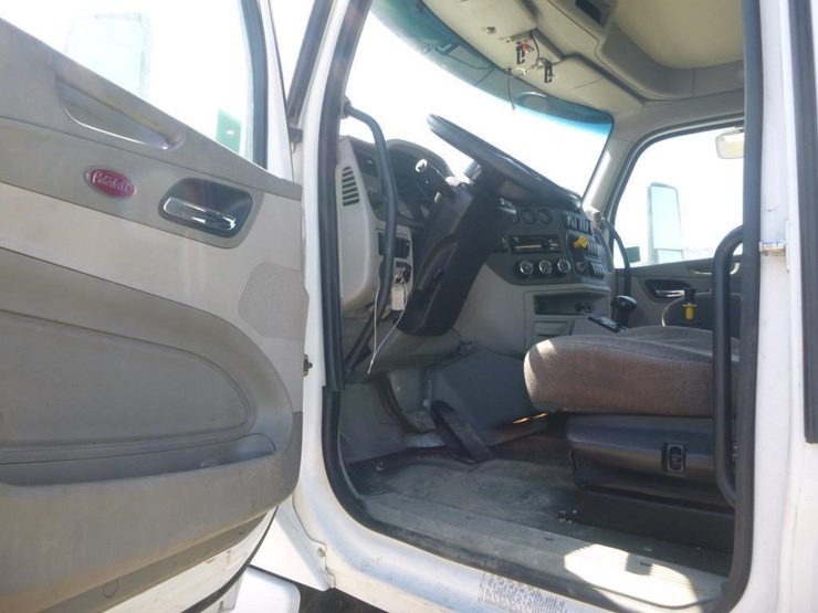 2020-peterbilt-567-image-16