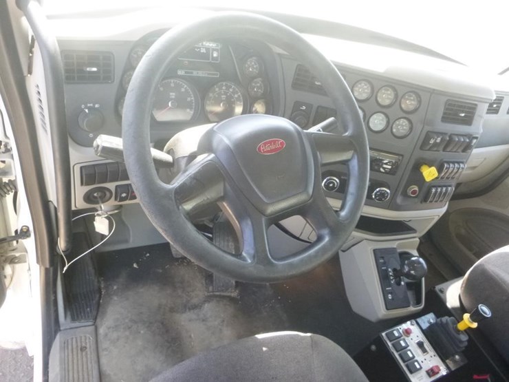 2020-peterbilt-567-image-25