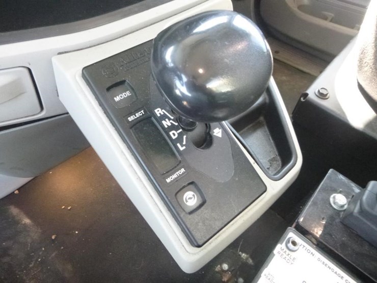 2020-peterbilt-567-image-19