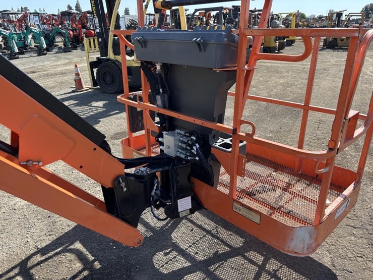 2017-jlg-600ajn-image-15