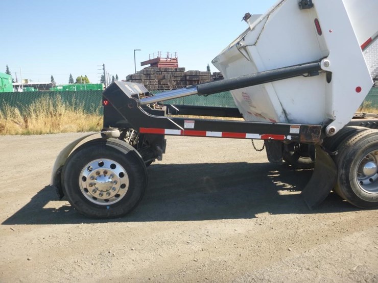 2020-peterbilt-567-image-13
