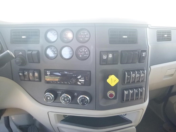 2020-peterbilt-567-image-23