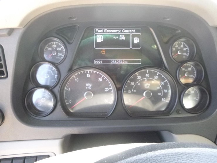 2020-peterbilt-567-image-24