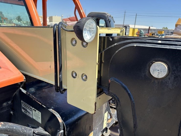 2017-jlg-g5-18a-image-13