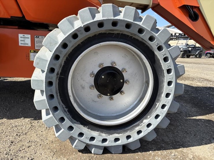 2017-jlg-600ajn-image-24