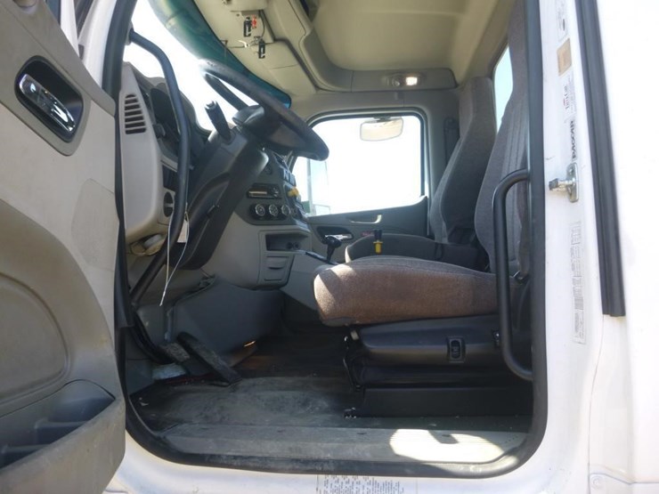 2020-peterbilt-567-image-17