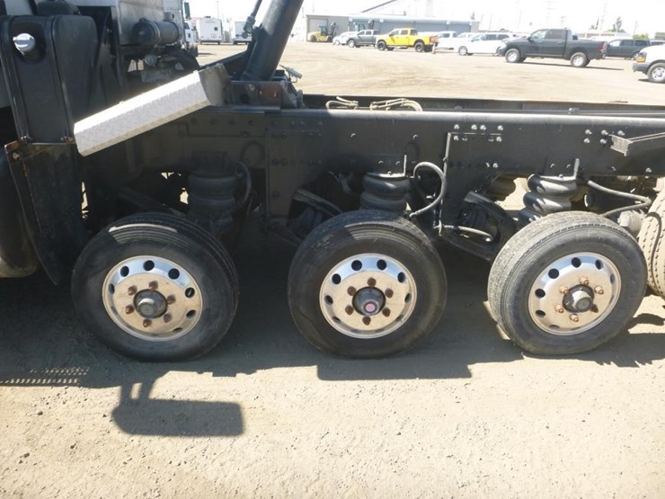 2020-peterbilt-567-image-10