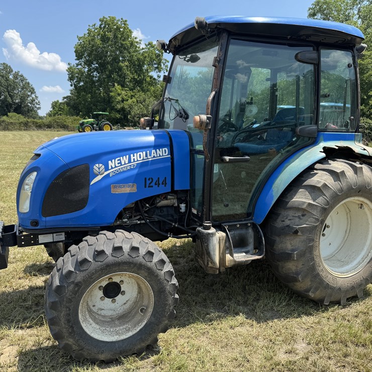NEW HOLLAND BOOMER 47