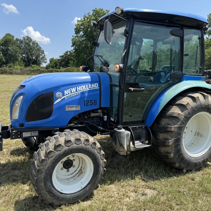 NEW HOLLAND BOOMER 47