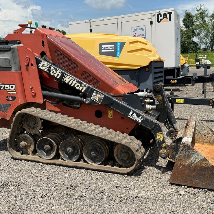 DITCH WITCH SK750
